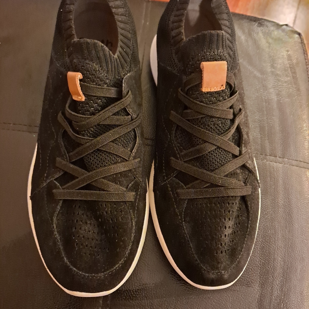 Earth black suede walking shoes